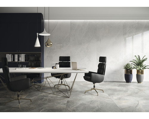 Bureau moderne avec sol carrelé imitation marbre, bureau et chaises de bureau