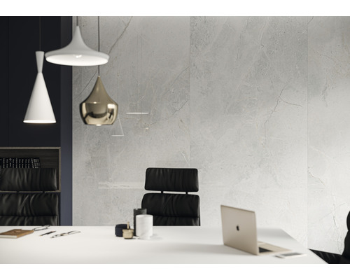 Bureau avec mur carrelé aspect marbre, bureau et chaise de bureau