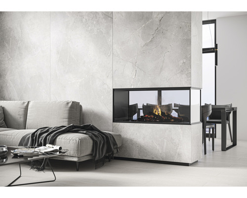 Salon avec canapé, table et cheminée