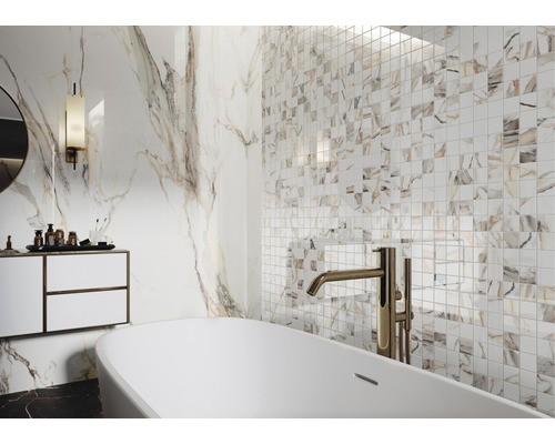 Modernes Badezimmer mit Mosaikfliesen, Badewanne und Waschtisch