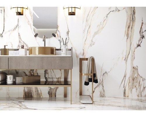 Salle de bain avec lavabo, miroir, porte-serviettes et carrelage en marbre