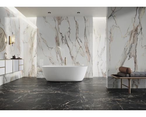 Salle de bains lumineuse avec baignoire, lavabo et carrelage en marbre