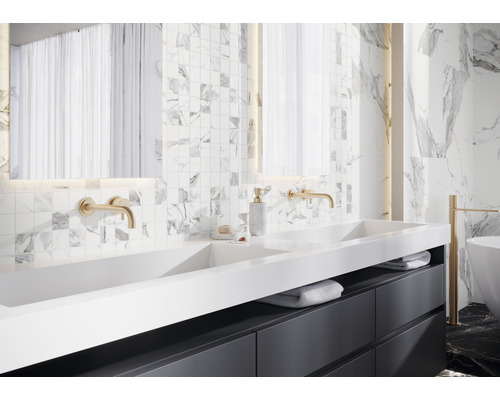 Helles Badezimmer mit Doppelwaschbecken, Mosaikfliesen und Spiegeln