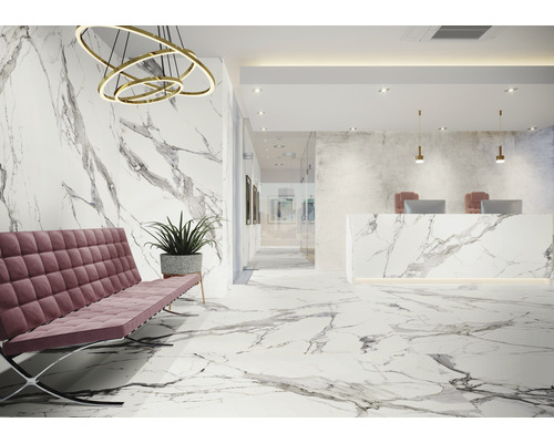 Innenraum mit Marmorfliesen, Rezeption und Sitzgelegenheit