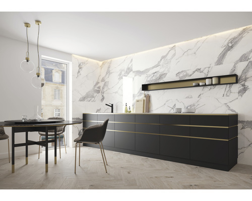 Heller Raum mit Küchenzeile, Esstisch und Stühlen