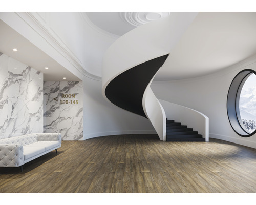 Innenraum mit Wendeltreppe, Sofa und großem Fenster