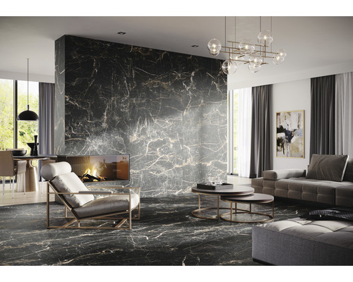 Salon moderne avec carrelage au sol et mural imitation marbre, cheminée, fauteuil et canapé.