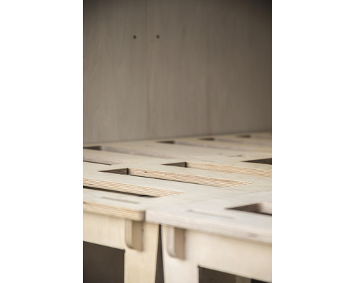 Holzkonstruktion mit rechteckigen Ausschnitten