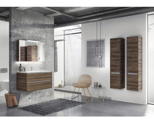 Salle de bain moderne avec meuble-lavabo, armoire de toilette et armoires hautes aspect bois