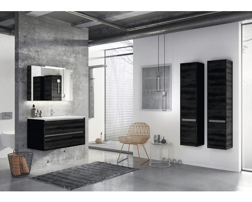 Modernes Badezimmer mit Waschtisch, Spiegel, zwei Hochschränken und industriellem Design