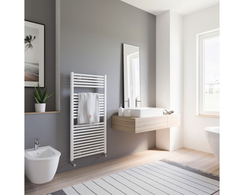 Modernes Badezimmer mit Handtuchwärmer, Waschtisch, Spiegel und Bidet