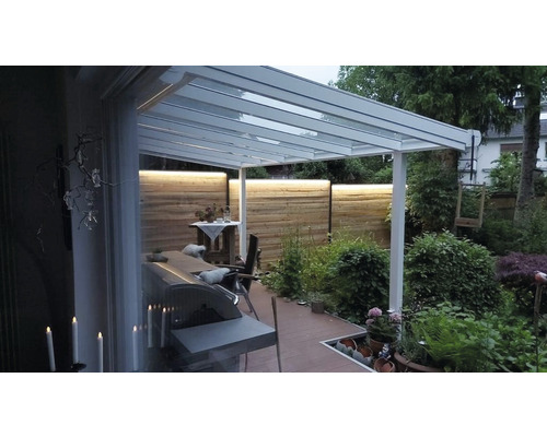 Terrasse avec auvent de terrasse, barbecue et mobilier de jardin