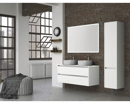 Salle de bains moderne avec meuble sous-vasque, miroir, lavabos et armoire haute devant un mur en briques.