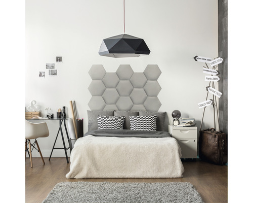 Wandkissen Riviera Hexagon grau Samt-Optik 29 x 34 cm Schlafzimmer mit Bett, Nachttisch, Schreibtisch und geometrischer Lampe