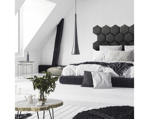 Wandkissen Riviera Hexagon schwarz Samt-Optik 29 x 34 cm Helles Schlafzimmer mit Bett, sechseckigem Kopfteil, Pendelleuchte und Beistelltisch