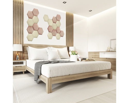 Helles Schlafzimmer mit Bett und Wanddekoration in Hexagonform