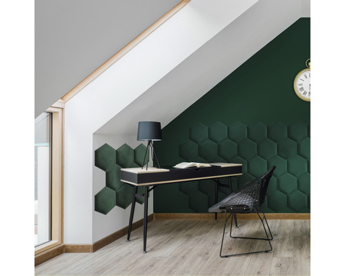 Wandkissen Riviera Hexagon dunkelgrün Samt-Optik 29 x 34 cm Attraktives Arbeitszimmer mit Schreibtisch, Lampe, Stuhl und sechseckigen Wandpaneelen