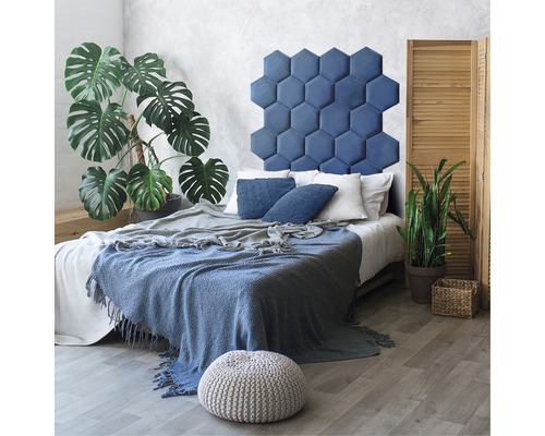 Wandkissen Riviera Hexagon dunkelblau Samt-Optik 29 x 34 cm Schlafzimmer mit Bett, sechseckigem Kopfteil, Pflanzen und hölzernem Raumteiler