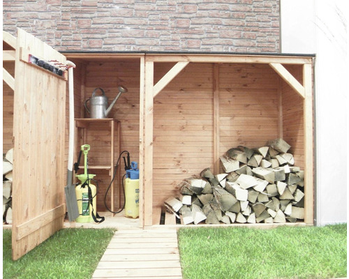 Abri à bois avec bois, outils de jardinage, arrosoir et étagères