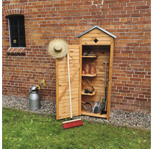 Armoire de jardin en bois avec étagères et divers outils de jardin devant un mur de briques