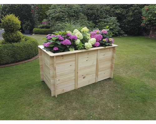 Jardinière en bois avec des hortensias en fleurs dans le jardin