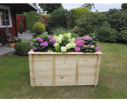 Jardinière en bois avec hortensias dans le jardin