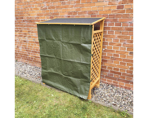 Holzregal mit Abdeckplane und Dachpappe vor einer Ziegelwand