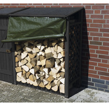Stockage de bois avec bois de chauffage sous bâche