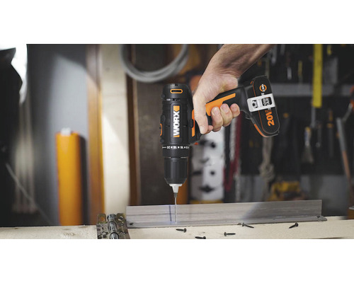 Akkubohrschrauber der Marke Worx beim Bohren in ein Metallstück