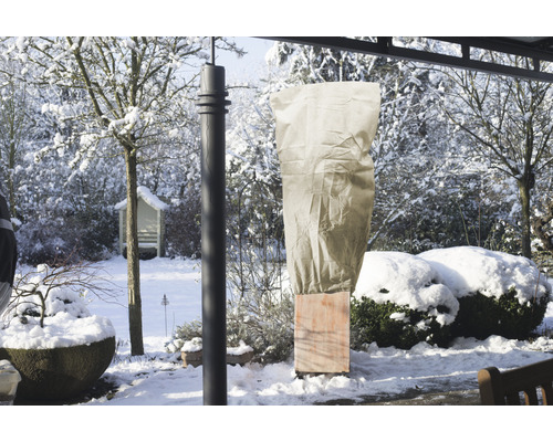 Paysage hivernal avec sac de protection des plantes pour protéger les plantes du gel