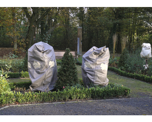 Garten mit Pflanzen, die mit Winterschutzvlies abgedeckt sind