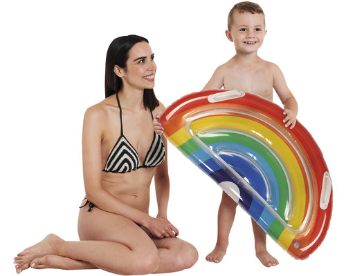 Frau und Kind mit Regenbogen Luftmatratze