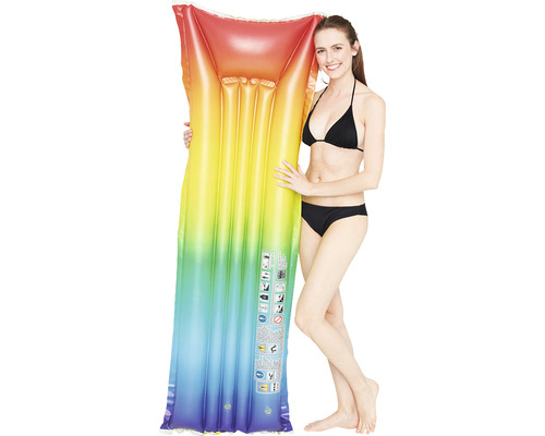 Femme tenant un matelas pneumatique aux couleurs de l''arc-en-ciel.