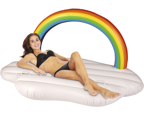 Frau entspannt auf einer aufblasbaren Wolke mit Regenbogen im Hintergrund