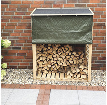 Holzlager aus Holz mit Plane und gefülltem Brennholz