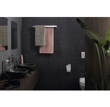 Badezimmer mit Doppelwaschbecken, Handtüchern und dunklen Fliesen