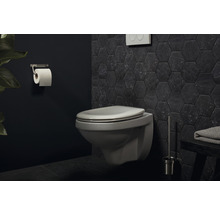 Salle de bains moderne avec WC suspendu, porte-papier toilette et carrelage hexagonal
