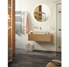Salle de bains lumineuse avec lavabo, miroir et système d''étagères pour accessoires de salle de bains