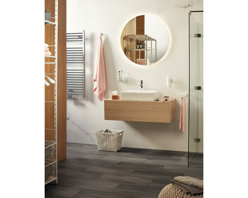 Helles Badezimmer mit Waschtisch, Spiegel und Regalsystem für Badezimmerzubehör