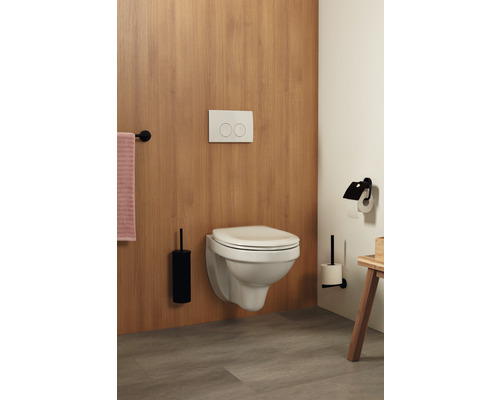 Modernes Badezimmer mit wandhängendem WC, Betätigungsplatte und WC-Garnitur.