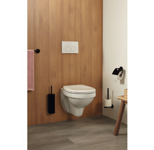 Salle de bains avec WC suspendu, plaque de commande et garniture de WC