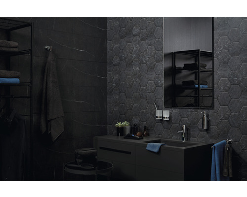 Salle de bains moderne avec carrelage noir de forme hexagonale et rectangulaire, lavabo et miroir