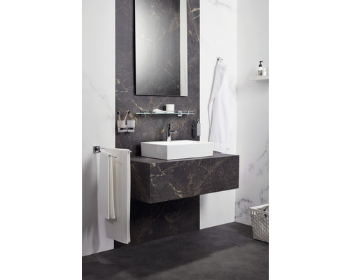 Salle de bains moderne avec lavabo, miroir et accessoires.