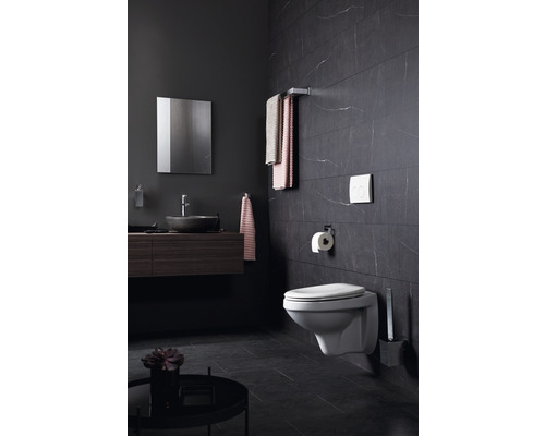 Modernes Badezimmer mit Toilette, Waschbecken und Accessoires