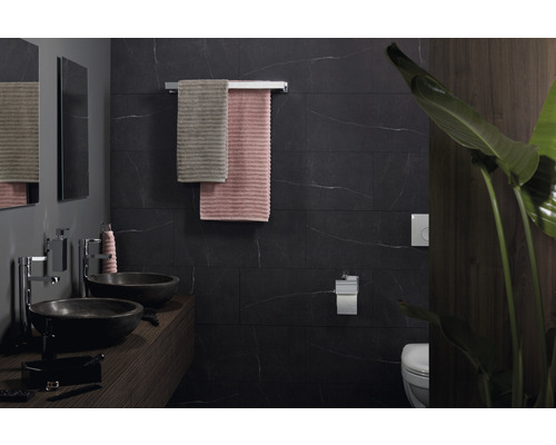 Modernes Badezimmer mit Waschbecken, Spiegeln, Handtüchern und Toilette