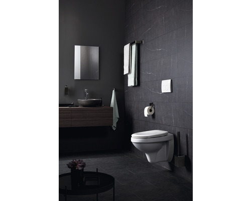 Salle de bain moderne avec WC suspendu, lavabo et miroir