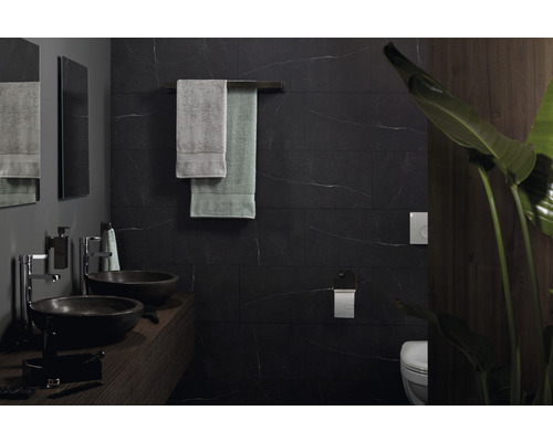 Salle de bain moderne avec lavabos, serviettes et carrelage foncé