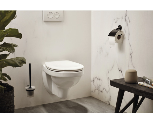 Hänge-WC im Badezimmer mit Toilettenbürste, Toilettenpapierhalter und Ablagefläche