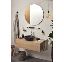Salle de bains avec lavabo, miroir rond, porte-serviettes et accessoires
