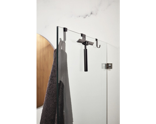 Cabine de douche avec raclette, serviette et crochet